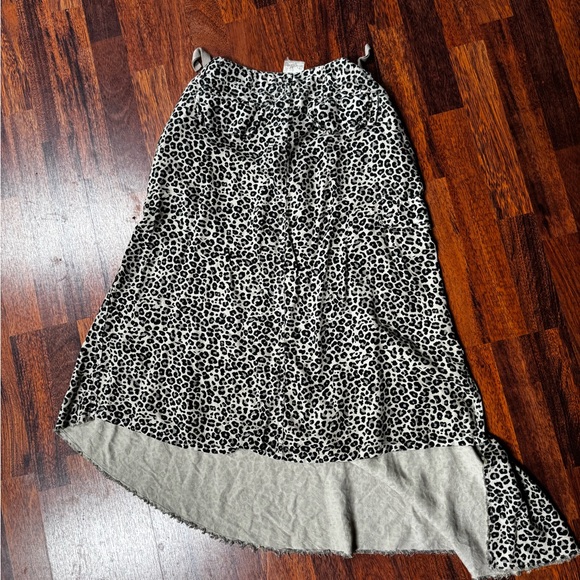 Silk Da Nang leopard print skirt - Picture 2 of 4